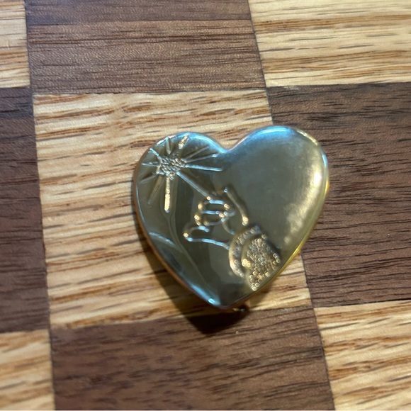 Vintage - Variety Club Disney -  Mickey Mouse Arm and Wand Heart Pin - Picture 2 of 7